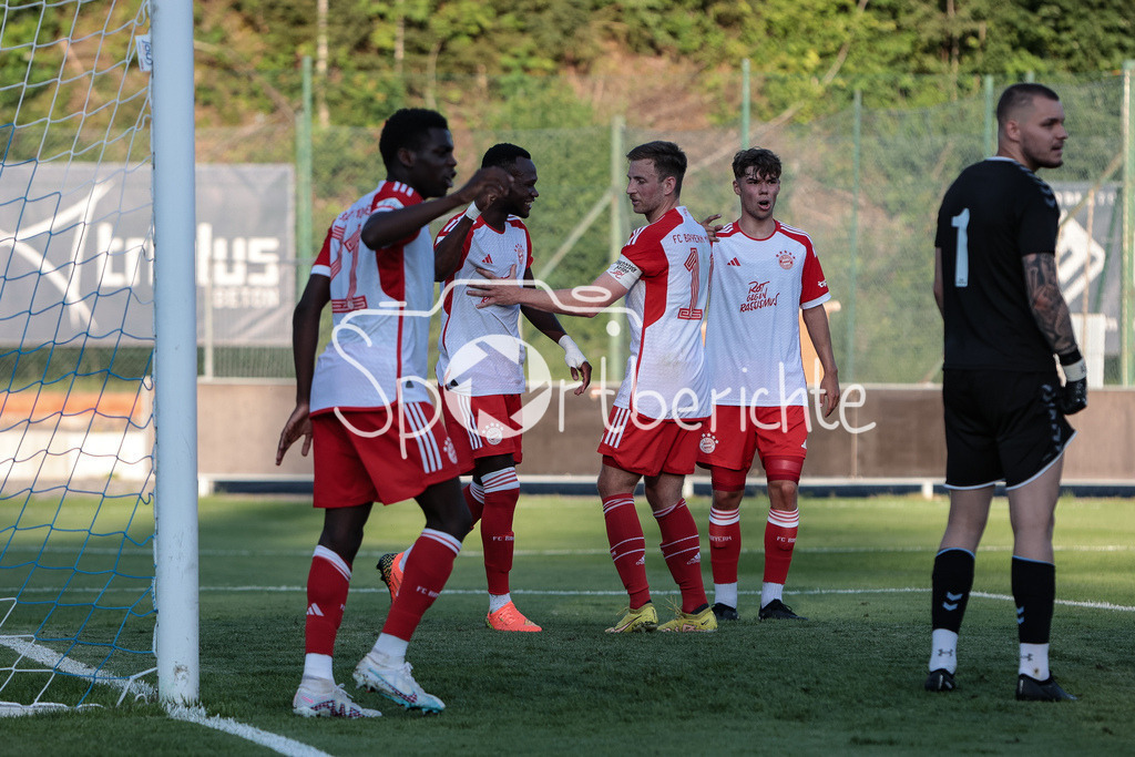 FC Pinzgau Saalfelden - FC Bayern Amateure | Erneut jubeln die Amateure - diesmal nach dem Treffer zum 0-3 durch Desire SEGBE (FCB #27)