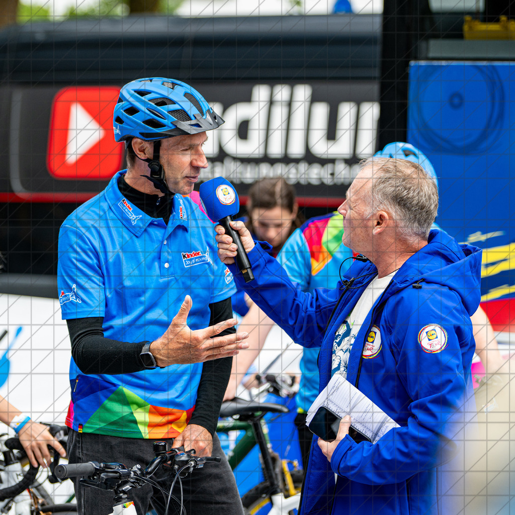 DeutschlandTour 2025 | Etappe 2 - Arnsberg (Ziel) | Jens Voigt bei der Kinder Joy of moving Bike Parade //  22.08.25: DeutschlandTour 2025 | Etappe 2 - Arnsberg (Ziel) / Arnsberg / Deutschland  //   CREDIT:www.bullenfotos.de, Martin König, Hörner Weg 40, D-49078 Osnabrück, +4917663732967 // Nutzung und Weitergabe nur zu den vereinbarten Zwecken. Presseanfragen an Ersteller. Alle Rechte beim Ersteller. Honorierung nach MFM. - Realisiert mit Pictrs.com