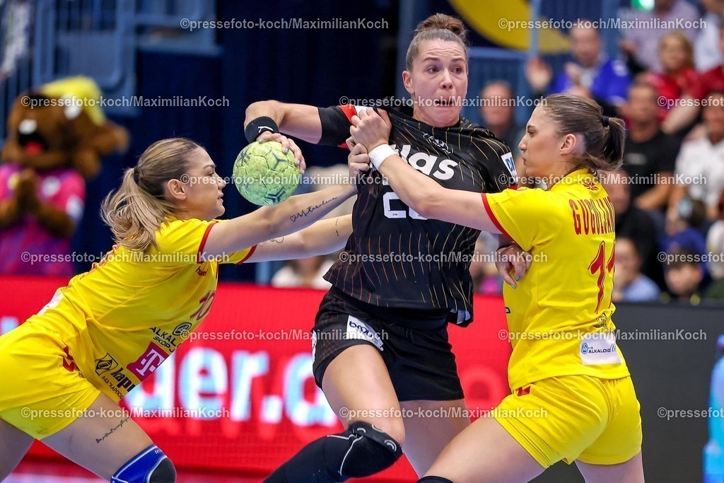 DHB16102501020 | 16.10.2025, Handball, EHF Frauen Länderpiel, EM Qualifikation 2026, Deutschland - Nordmazedonien, Schwalbe-Arena in Gummersbach:  Emily VOGEL (GER #20) wird von  Marija GUGULJANOVA (MKD #11) und  Ana Marija KOLAROVSKA (MKD #10) festgemacht
