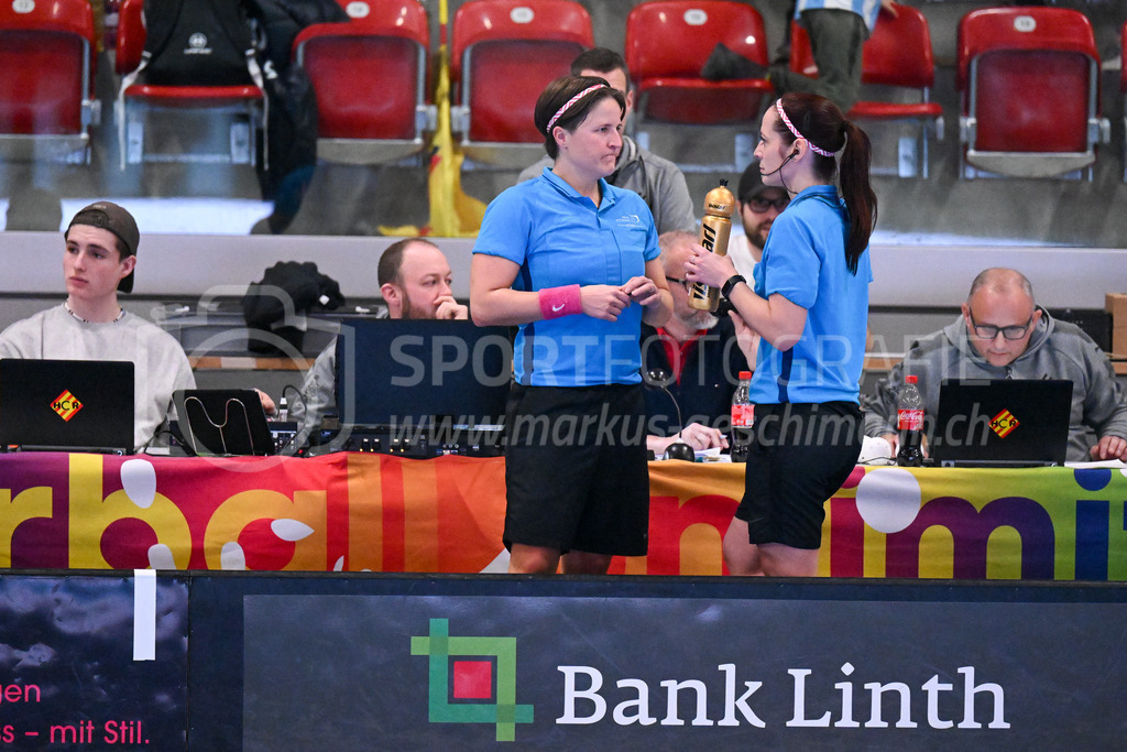 HC Rychenberg vs Floorball Köniz - 18. Dezember 2022 | HC Rychenberg vs Floorball Köniz
AXA Arena, Winterthur
Schiedsrichterinnen Corina Wehinger und Sandra Zurbuchen.
Bild: Sportfotografie Markus Aeschimann | www.markus-aeschimann.ch - Realisiert mit Pictrs.com