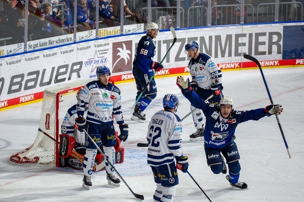 26.01.2024, DEL, Deutsche Eishockey Liga, 41. Spieltag): Adler Mannheim gegen Iserlohn Roosters (Jubel nach dem Treffer zum 4:2 durch Markus Hännikäinen) | 26.01.2024, DEL, Deutsche Eishockey Liga, 41. Spieltag): Adler Mannheim gegen Iserlohn Roosters (Jubel nach dem Treffer zum 4:2 durch Markus Hännikäinen) - Realisiert mit Pictrs.com