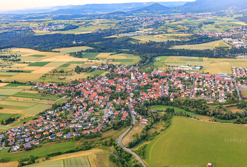 Luftbild: Ortsansicht von Südwesten im Ortsteil Ostdorf in Balingen im Bundesland Baden-Württemberg in Deutschland. Foto: IMG_148648.jpg vom 25.06.2025 durch Werner Riehm/FLY-FOTO.de