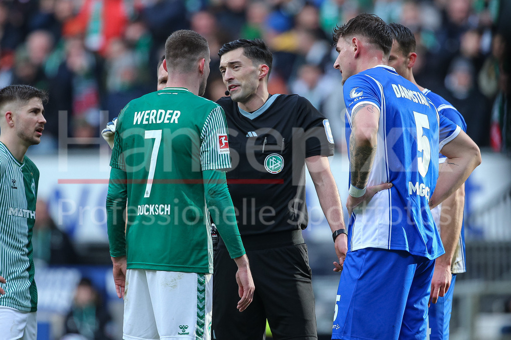Fussball, Bundesliga, SV Werder Bremen - SV Darmstadt 98 | v.li.: Marvin Ducksch (SV Werder Bremen, 7) im Gespräch mit Schiedsrichter Florian Badstübner, reklamiert, beschweren, portestiert, meckern, Protest, will einen Elfmeter, Strafstoß, Schwalbe, Videoassistent, Videoüberprüfung, Videoschiedsrichter, Videobeweis, VAR, Video-Assistent, Video-Schiedsrichter, Kölner Keller, Video Assistant Referee, VA, TV-Beweis, Fernsehbeweis, DIE DFL-RICHTLINIEN UNTERSAGEN JEGLICHE NUTZUNG VON FOTOS ALS SEQUENZBILDER UND/ODER VIDEOÄHNLICHE FOTOSTRECKEN. DFL REGULATIONS PROHIBIT ANY USE OF PHOTOGRAPHS AS IMAGE SEQUENCES AND/OR QUASI-VIDEO.