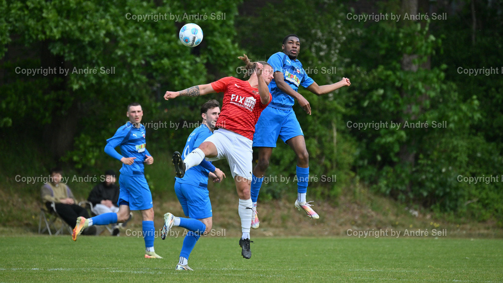 SSG Rot-Schwarz Kiel vs Inter Türkspor Kiel | Ben-Joel Jarik (Kiel #26) / Denzel Imasün (Inter #17) / Fußball-Landesliga Schleswig Männer 2024/2025 / SSG Rot-Schwarz Kiel vs Inter Türkspor Kiel / Sportplatz Meimersdorf / Kiel / 24.05.25 - Realisiert mit Pictrs.com