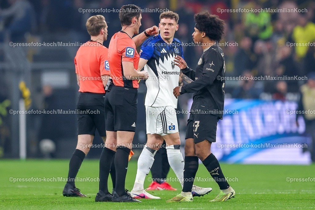 BVB21032601068 | 21.03.2026, Fußball, Borussia Dortmund - Hamburger SV, 1. Fußball Bundesliga, 27. Spieltag, Signal Iduna Park, Saison 2025 2026: Tummult um die Schiedsrichter Schiedsrichter Matthias Dr. Jöllenbeck nach Abpiff fer ersten Halbzeit. Gelbe karte für Nicolai Remberg&nbsp; (HSV #21) und Karim Adeyemi&nbsp;(BVB #27)   DFB regulations prohibit any use of photographs as image sequences and or quasi-video.
