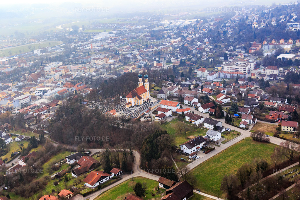 Luftbild: Wallfahrtkirche Gartlberg in Pfarrkirchen im Bundesland Bayern in Deutschland. Foto: IMG_085622.jpg vom 31.12.2015 durch Werner Riehm/FLY-FOTO.de