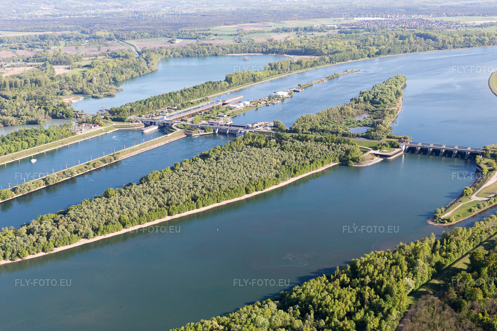 Vue aérienne: Iffezheim, écluse à Roppenheim dans le département Bas Rhin, France. Photo: IMG_099050.jpg prise le 23/04/2017 par Werner Riehm/FLY-FOTO.eu – Résolution de l'original: 5472 x 3648 px