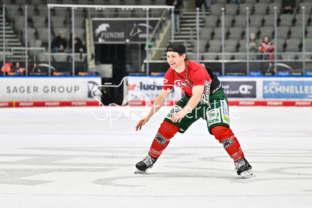 Augsburger Panther - Eisbären Berlin | AUGSBURG, GERMANY - 27. JANUARY: die Mannschaft der Panther feiert zusammen mit den Fans den 2-1 Heimsieg gegen Berlin nach dem Match zwischen den Augsburger Panthern und den Fischtown Pinguins am 43. Spieltag der Penny DEL im Curt Frenzel Stadion - Kyle MAYHEW (Augsburger Panther 27)