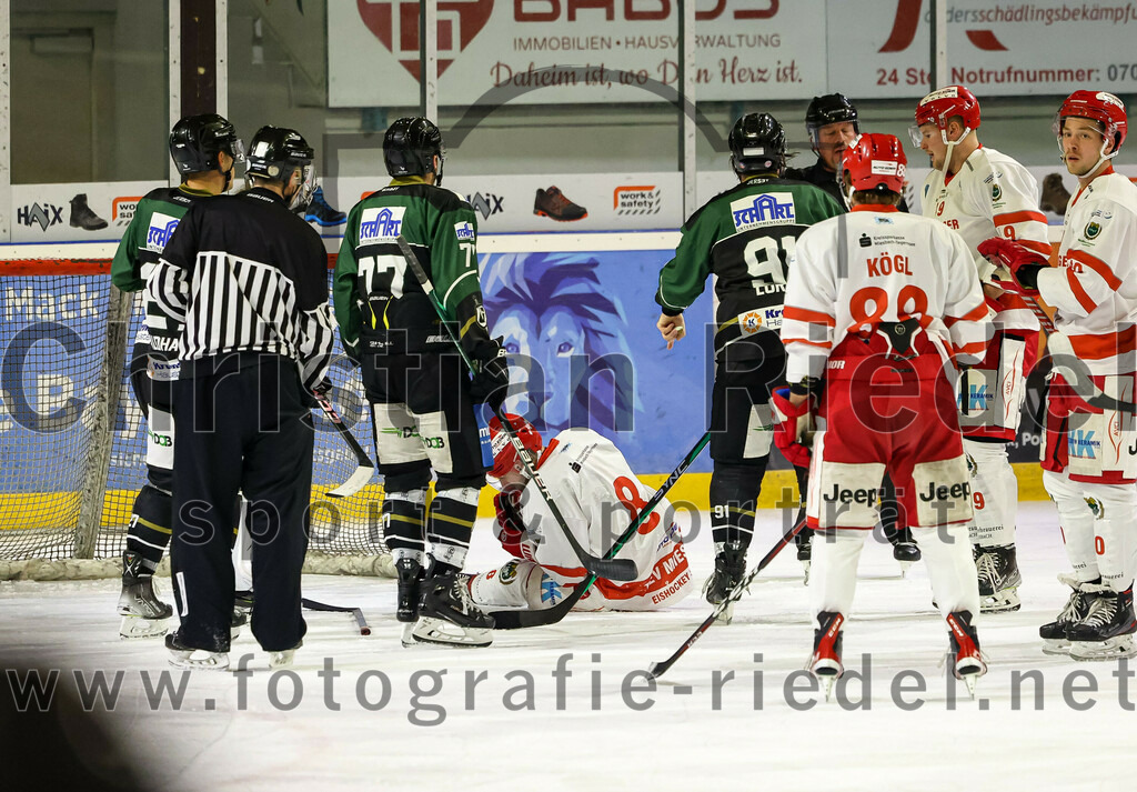 2022-11-13_102_TSV_Erding_gegen_TEV_Miesbach | Erding, Deutschland, 13.11.2022:
Eishockey, Bayernliga 2022 / 2023, 13. Spieltag, TSV Erding gegen TEV Miesbach, Endergebnis: 

Philipp Michl (Erding Gladiators, #77), Maximilian Hüsken (TEV Miesbach, #8)

Foto: Christian Riedel / fotografie-riedel.net