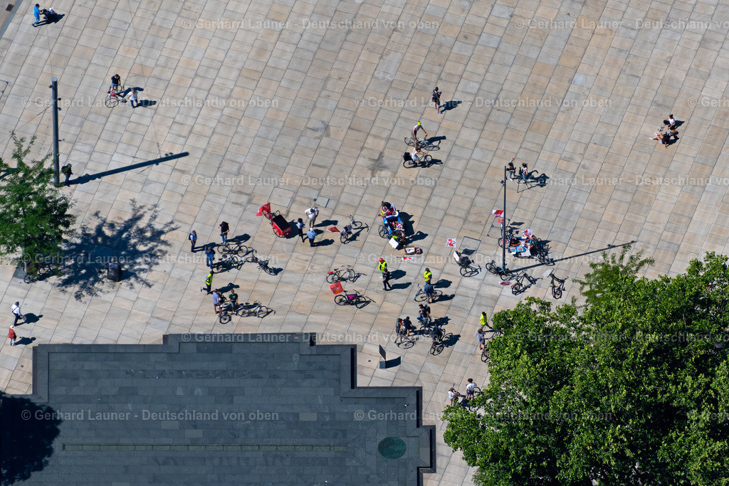 4033329 | FREIBURG IM BREISGAU 30.06.2020 Der Gedenk- Brunnen auf dem Platz der Alten Synagoge stellt den Grundriss der Synagoge, die 1938 niedergebrannt ist, dar in Freiburg im Breisgau im Bundesland Baden-Württemberg, Deutschland. Weiterführende Informationen bei: Stadt Freiburg im Breisgau. // Water - fountain on the place of alten Synagoge in Freiburg im Breisgau in the state Baden-Wuerttemberg, Germany. Further information at: Stadt Freiburg im Breisgau. Foto: Gerhard Launer