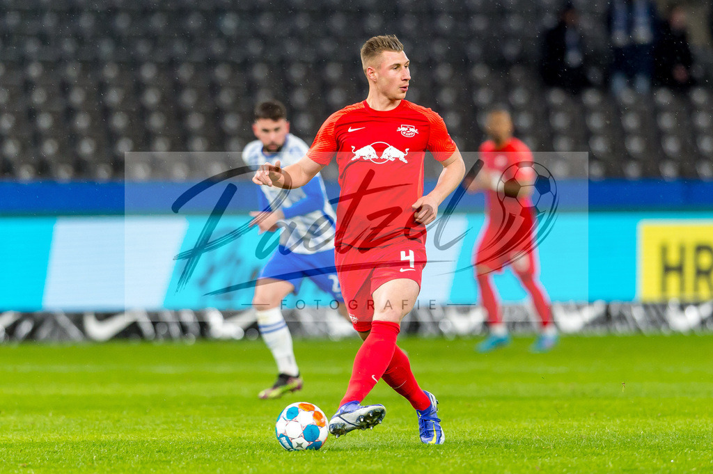 BSCRBL20220220_147 | Fussball, Herren: Willi Orban (RB Leipzig) in Aktion, am Ball, Einzelaktion bei dem Spiel der 1. Bundesliga zwischen Hertha BSC und RB Leipzig im Olypiastadion am 20.02.2022 in Berlin, Deutschland.DFB / DFL REGULATIONS PROHIBIT ANY USE OF PHOTOGRAPHS AS IMAGE SEQUENCES AND/OR QUASI-VIDEO. - Realisiert mit Pictrs.com