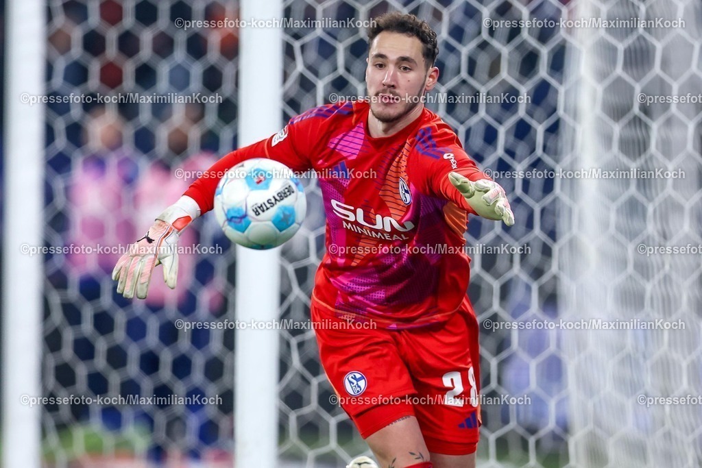S0401022501062 | 01.02.2025, Fußball, FC Schalke 04 - 1. FC Magdeburg, 2.. Fußball Bundesliga, 20. Spieltag, Veltins-Arena Gelsenkirchen, Saison 2024 2025: Torwart Justin Heekeren (S04 #28) hechtet dem Ball hinterherDFB regulations prohibit any use of photographs as image sequences and or quasi-video.
