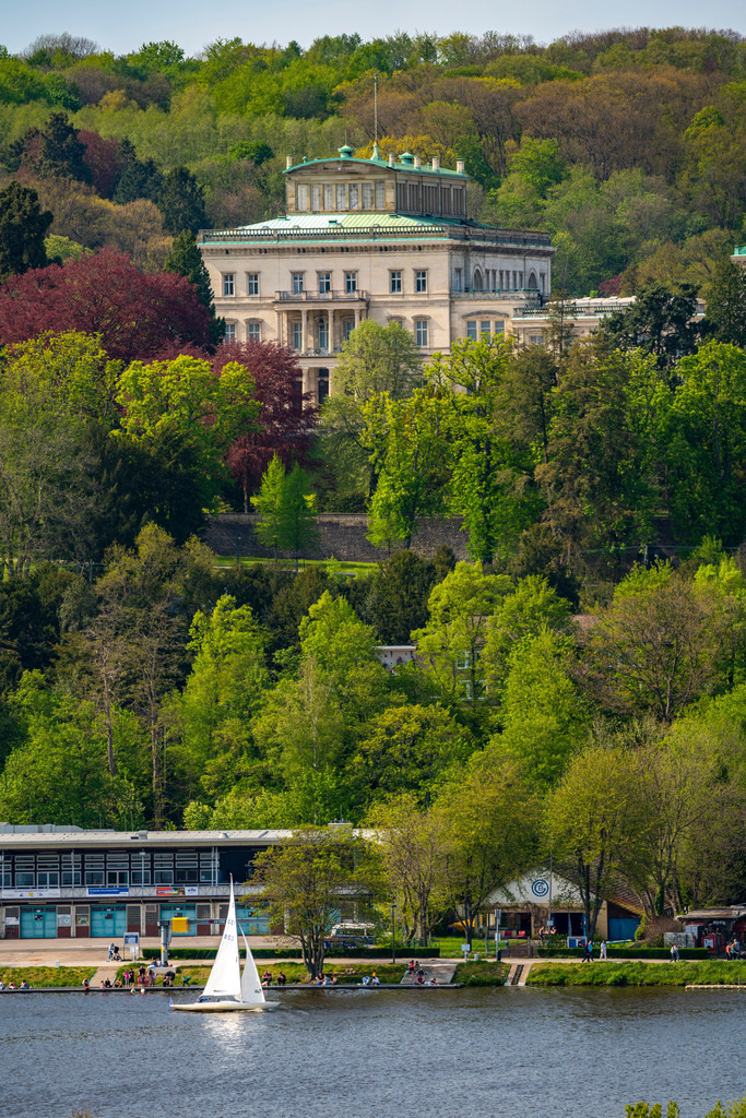 JT-210510 | Die Villa Hügel, Sitz der Industriellenfamilie Krupp, oberhalb des Baldeneysee, heute Sitz der Alfried Krupp von Bohlen und Halbach-Stiftung, Museum, Hügelpark, Essen, NRW, Deutschland - Realisiert mit Pictrs.com