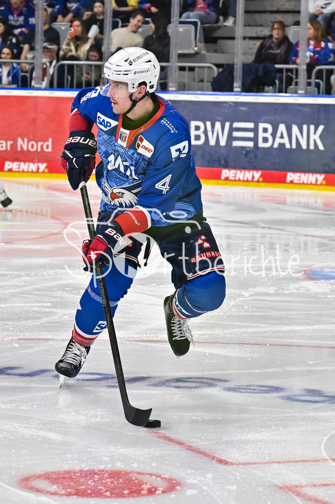 Adler Mannheim - Augsburger Panther | MANNHEIM, DEUTSCHLAND - 25. FEBRUAR: am Puck Dan RENOUF (Adler Mannheim 4) / Einzelfoto / Freisteller während dem Match zwischen den Adler Mannheim und den Augsburger Panthern am 45. Spieltag der Penny DEL in der SAP Arena