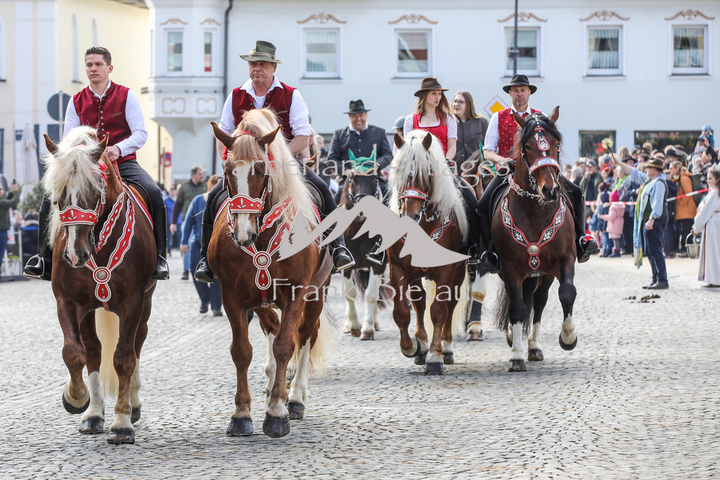 OE7A3590 | Traditionell findet am Ostermontag der Osterritt und der Flurumritt in der Stadt Regen statt