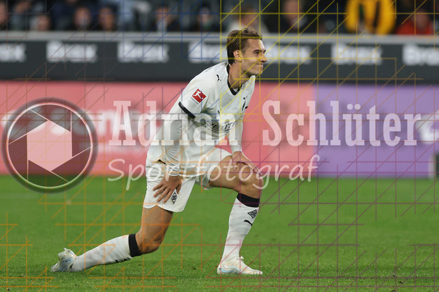 Borussia Mönchengladbach vs SC Freiburg - Bundesliga  | Mönchengladbach, Deutschland, 05.10.25:   Florian Neuhaus (Borussia Mönchengladbach) gestikuliert, Gestik waehrend des Spiels der Bundesliga zwischen Borussia Mönchengladbach vs SC Freiburg im Stadion im Borussia Park(Foto von Brauer-Fotoagentur / Adrian Schlueter)