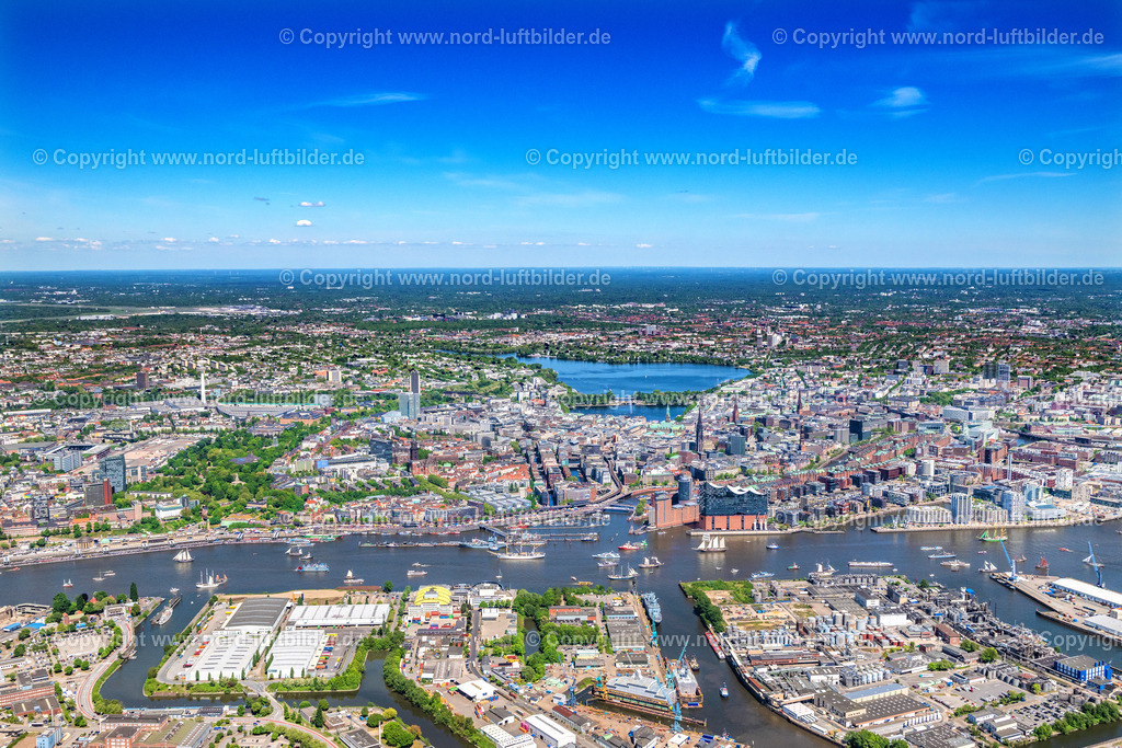 Hamburg_Hafengeburtstag_Elbphilharmonie_ELS_78090525 | HAMBURG 09.05.2025 Auslaufparade Hamburger Hafengeburtstag in Hamburg, Deutschland. // Parade Harbor Birthday in Hamburg Germany. Foto: Martin Elsen