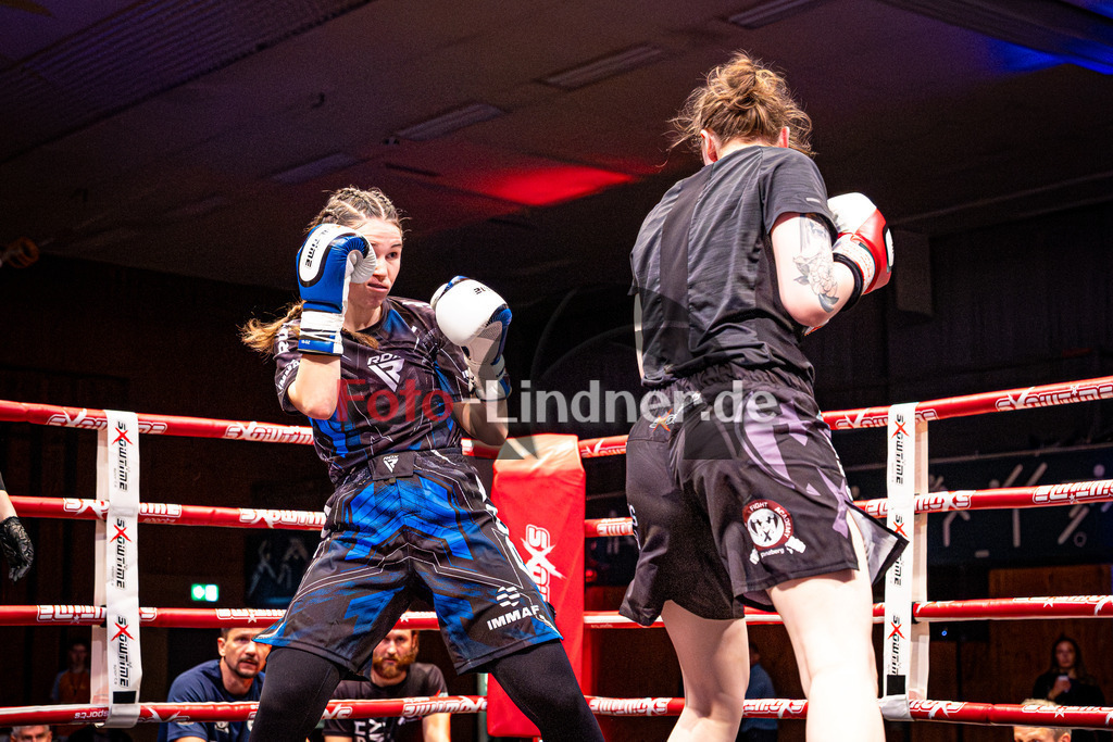 Sonja Özgisi (Sei Wasser Bad Tölz) blau gegen Franziska Waiser (MFA Penz) rot | MFA Fight Night Frauen K1 -67kg Kampf 7, Sonja Özgisi (Sei Wasser Bad Tölz) blau gegen Franziska Waiser (MFA Penz) rot, 20251108,,2025-11-08 in Penzberg (Wellenberghalle Penzberg), Copyright: WolfgangxLindner www.foto-lindner.de