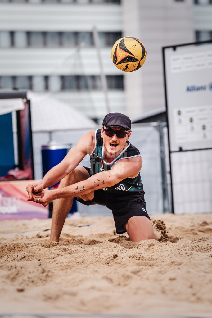 Beachvolleyball | Männer | Allianz German Beach Tour 2025 | Tourstop Hamburg | 29.05.2025 | Simon Pfretzschner spielt den Ball
