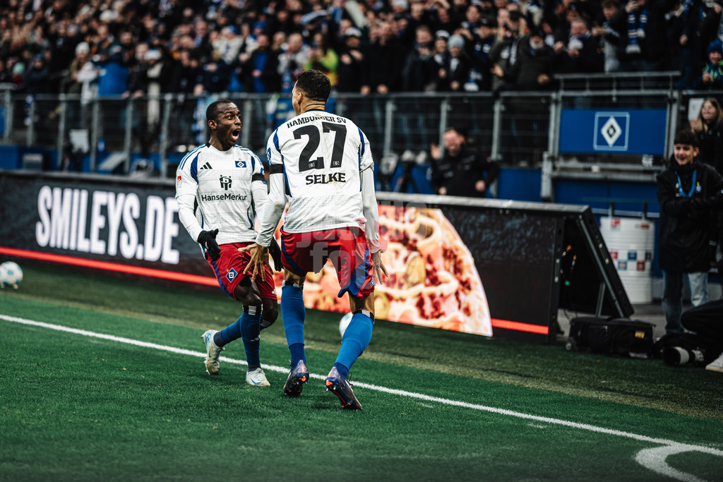Fußball | Männer | Saison 2024/2025 | 2. Fußball-Bundesliga | 17. Spieltag | Hamburger SV vs. SpVgg Greuther Fürth | 21.12.2024 | v.l. Torjubel Jean-Luc Dompe (#7, HSV) und Davie Selke (#27, HSV)