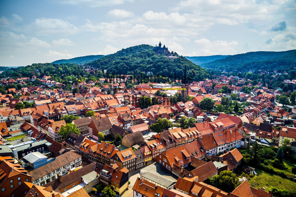 Wernigerode-0012 | Wernigerode ist eine Stadt im Harz im Mitteldeutschland. Ihre Altstadt zeichnet sich durch ihre Fachwerkhäuser aus, darunter das mittelalterliche Rathaus und das "Schiefe Haus". Am Stadtrand beherbergt das Schloss Wernigerode ein Museum und bietet Blick auf die Stadt. Das Schienennetz der Harzer Schmalspurbahnen verbindet Wernigerode mit dem Bahnhof Drei Annen Hohne, wo die dampflokbetriebene Brockenbahn zum Brocken abfährt. - Realisiert mit Pictrs.com