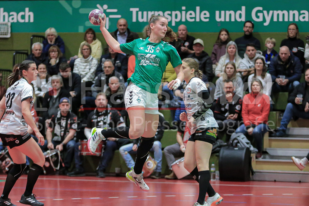Handball, 2. Bundesliga Frauen, SV Werder Bremen - HL Buchholz 08-Rosengarten | v.li.: Lara Niemann (SV Werder Bremen, 35) beim Wurf, am Ball, Spielszene, Aktion, Action