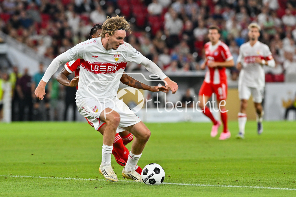 VfB Stuttgart - FC Bayern München | im Duell Nick WOLTEMADE (VfB Stuttgart 11) und Michael OLISE (FC Bayern Muenchen 17) / Zweikampf / Franz-Beckenbauer Supercup: VfB Stuttgart - FC Bayern München; MHP Arena am 16.08.2025