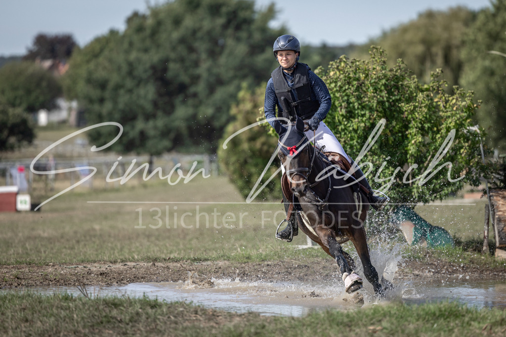 20250907-_3LI9677 | Tierfotografie Pferde, Hunde, Katzen, Haustiere.
Turnierfotografie Reitturniere, Reiten, Springreiten, Dressur in Hanau, dem Main-Kinzig-Kreis und dem Rhein-Main- Gebiet um Frankfurt