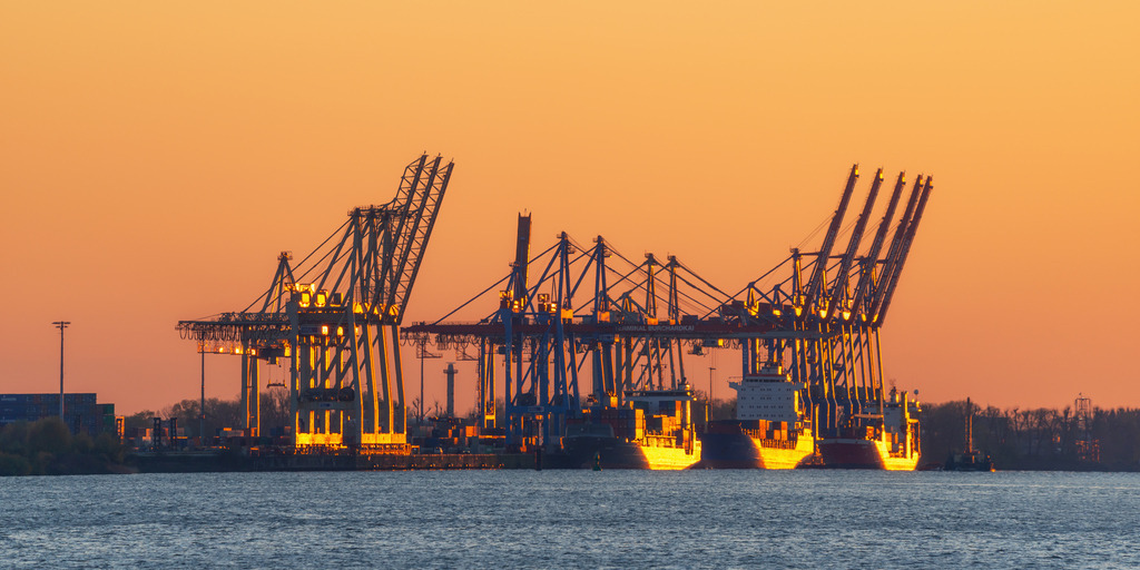10240403 - Leuchtende Containerschiffe | Blick auf das Terminal Burchardkai im Hamburger Hafen während einer wunderschönen Lichtstimmung am Abend.
