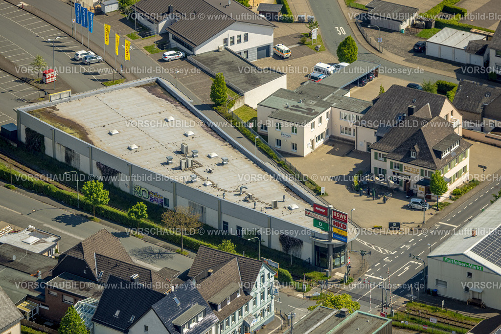 Brilon240503404 | Luftbild, Einkaufszentrum Freiladestraße mit Takko und mister*lady, Geschäftshaus mit Restaurant Ristorante Da Giovanni, Becker Immobilien GmbH, Pathos  Personalmanagement, Keffelker Straße, Brilon, Sauerland, Nordrhein-Westfalen, Deutschland