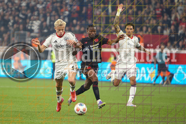 Bayer 04 Leverkusen vs Eintracht Frankfurt - Bundesliga  | Leverkusen, Deutschland, 12.09.25:   Oscar Hojlund (Eintracht Frankfurt) und Nathan Tella (Bayer 04 Leverkusen) im Kampf um den Ball waehrend des Spiels der Bundesliga zwischen  Bayer 04 Leverkusen vs Eintracht Frankfurt in der BayArena(Foto von Brauer-Fotoagentur / Adrian Schlueter)