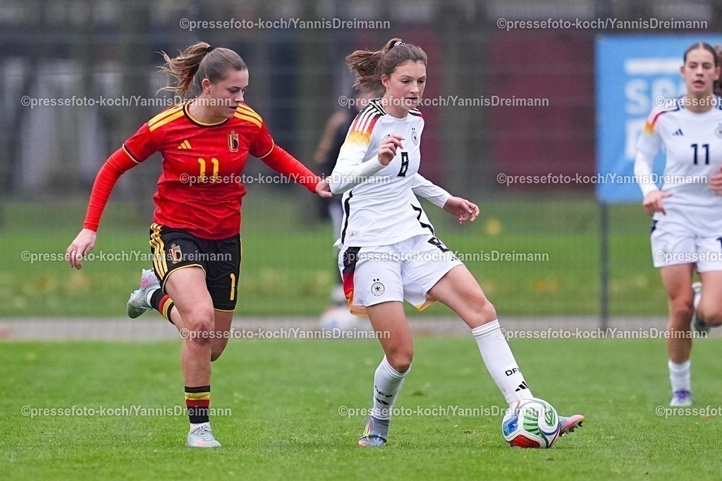 xYDRx26112501011 | 26.11.2025, xydrx, Fußball, Länderspiel, EM-Qualifikation U19-Frauen, Belgien - Deutschland, Sportschule Wedau: Clementine Reynebeau (BEL #11) im Zweikampf gegen Lotta Wrede (GER #8)