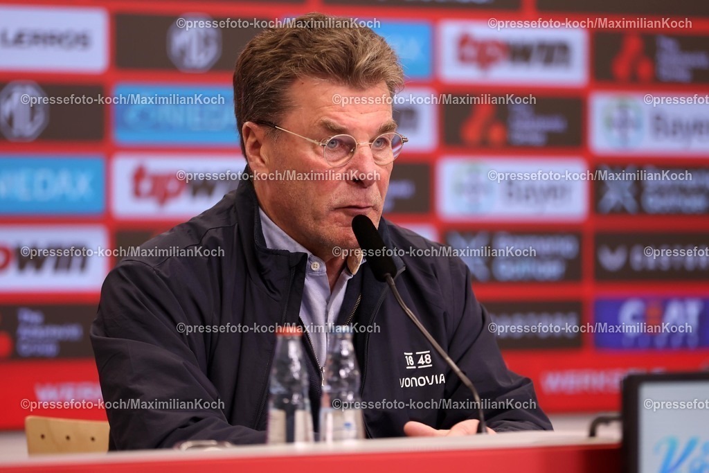 B0428032501095 | 28.03.2025, Fußball, Bayer 04 Leverkusen - VfL Bochum, 1. Fußball Bundesliga, 27. Spieltag, BayArena, Saison 2024 2025: Dieter Hecking (VfL Bochum) bei der Pressekonferenz nach dem SpielDFB regulations prohibit any use of photographs as image sequences and or quasi-video.