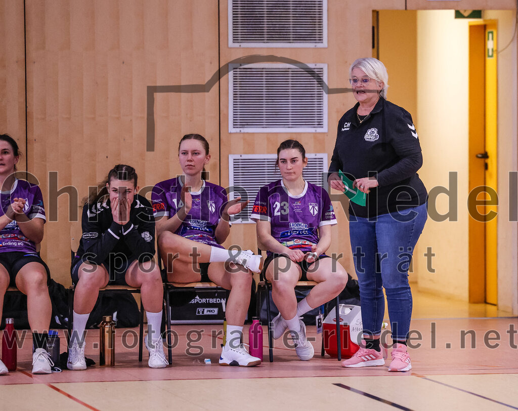 2024-12-14_081_SpVgg_Altenerding_gegen_SVA_Palzing | Erding, Deutschland, 14.12.2024:Handball, Bezirksoberliga Frauen Altbayern 2024 / 2024, 9. Spieltag, SpVgg Altenerding gegen SVA Palzing, Endergebnis: 20:30Sophie Lößl (SpVgg Altenerding, #14), Katharina Künstner (SpVgg Altenerding, #23), Trainer Christiane Kleine (SpVgg Altenerding)Foto: Christian Riedel / fotografie-riedel.net