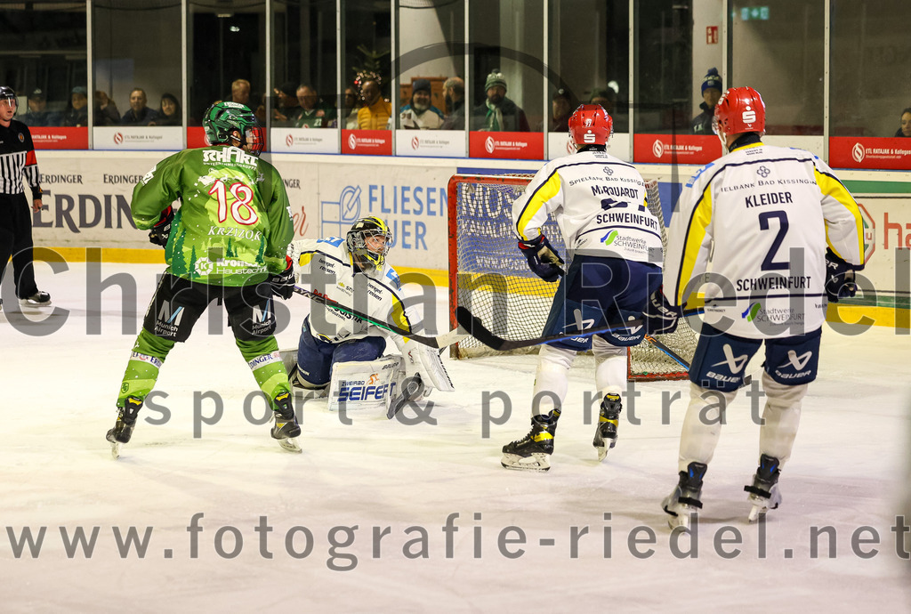 2023-12-26_112_TSV_Erding_gegen_ERV_Schweinfurt | Erding, Deutschland, 26.12.2023:
Eishockey, Bayernliga Vorrunde 2023 / 2024, 20. Spieltag, TSV Erding gegen ERV Schweinfurt, Endergebnis: 9:3

Daniel Krzizok (Erding Gladiators, #18), Torwart Benedict Roßberg (ERV Schweinfurt, #42)

Foto: Christian Riedel / fotografie-riedel.net
