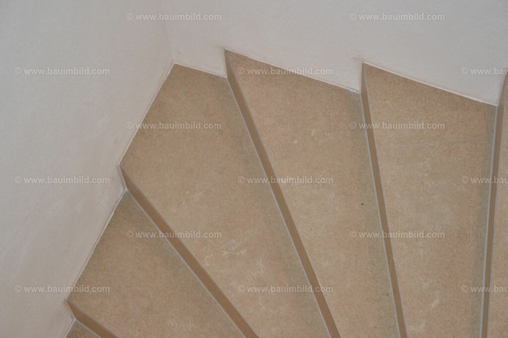 bib-lg21-fliesenlegerarbeiten-0030 | Nach LV-Leistungsgruppen sortierte Detailfotos über den Bau eines Hauses. Alle Hausbau-Bilder direkt vom Urheber und Autor der Website Haus-Selber-Bauen.com