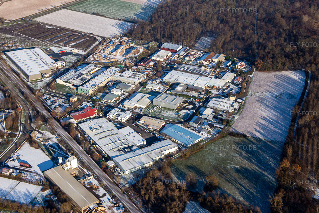 Luftbild: Gewerbegebiet Große Ahlmühle im Winter bei Schnee in Rohrbach im Bundesland Rheinland-Pfalz in Deutschland. Foto: IMG_135599.jpg vom 16.12.2022 durch Werner Riehm/FLY-FOTO.de