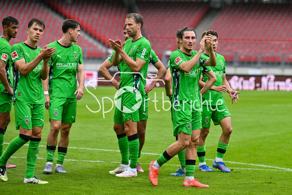 1. FC Nürnberg - Borussia Mönchengladbach | Die Spieler der Gaeste bedanken sich bei den mitgereisten Fans / Testspiel: 1. FC Nuernberg - Borussia Mönchengladbach, Max-Morlock Stadion am 26.07.2025 / DFL REGULATIONS PROHIBIT ANY USE OF PHOTOGRAPHS AS IMAGE SEQUENCES AND/OR QUASI-VIDEO / Rocco REITZ (Borussia Moenchengladbach 27)