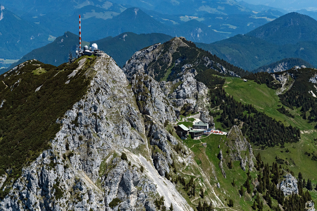 dr__0100263.jpg | BAYRISCHZELL 13.06.2023 Gipfel des Wendelsteinmassivs im Mangfallgebirge der Alpen bei Bayrischzell im Bundesland Bayern. Die Rundfunk- Sendeanlage mit dem markanten Sendemasten und Antennen wird vom Bayerischen Rundfunk betrieben. Auf dem Wendelstein befinden sich außerdem eine Sternwarte, Wetterwarte und die Wendelsteinkapelle. Er ist mit Seilbahn und Zahnradbahn erschlossen. 