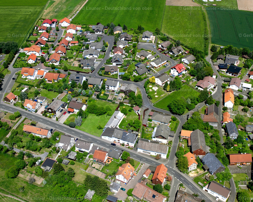 2614148 | ZELL 09.06.2006 Landwirtschaftliche Nutzflächen und Feldgrenzen  umsäumen das Siedlungsgebiet des Dorfes in Zell im Bundesland Hessen, Deutschland // Agricultural land and field boundaries surround the settlement area of the village  in Zell in the state Hesse, Germany Foto: Gerhard Launer