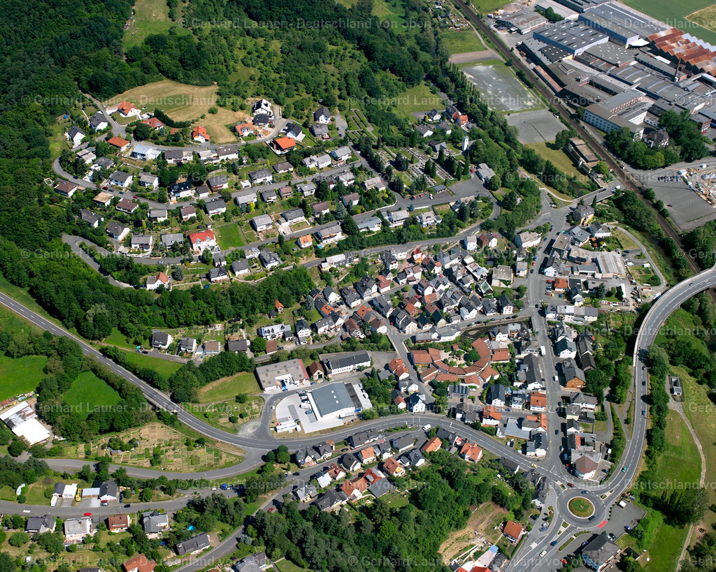 2610486 | Herborn BURG 09.06.2006 Ortsansicht der Straßen und Häuser der Wohngebiete in Burg im Bundesland Hessen, Deutschland // Town View of the streets and houses of the residential areas in Burg in the state Hesse, Germany Foto: Gerhard Launer