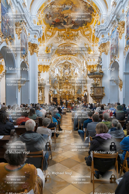TAM25_K.10__Michael-Vogl_030_6136 | Tage Alter Musik Regensburg K.10 Basilika Unserer Lieben Frau zur Alten Kapelle The Beggar’s Ensemble (Frankreich) Elite de bons mots Meister des französischen Barocks Rameau – Royer – Boismortier – Leclair Augustin Lusson Solovioline, Leitung Foto: Michael Vogl