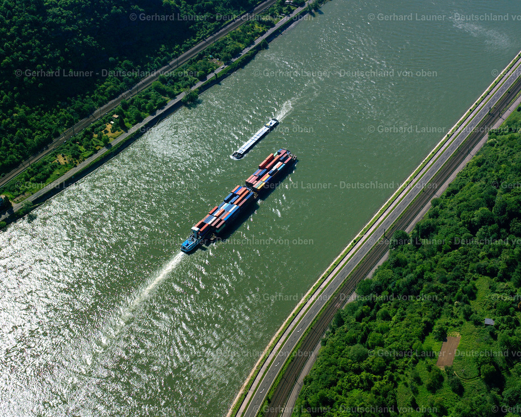 2624052 | Containerschiff auf dem Rhein bei Cochem