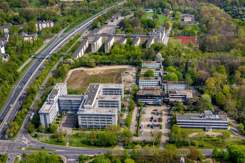 Essen240400796 | Luftbild, Firmengebäude SNT Deutschland AG Zweigniederlassung Essen, Hotel Bredeney, freie Wiesenfläche, hinten die ehemalige Polizeischule Polizeikaserne, Autobahn A52, Bredeney, Essen, Ruhrgebiet, Nordrhein-Westfalen, Deutschland