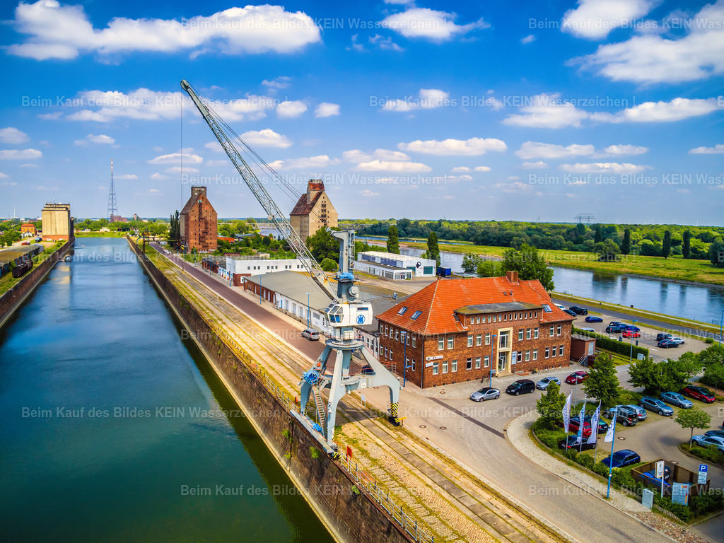 Magdeburg Kran im Wissenschaftshafen-0015 | historischer Kran im Wissenschaftshafen als Kalendermotiv 2024 - Realisiert mit Pictrs.com