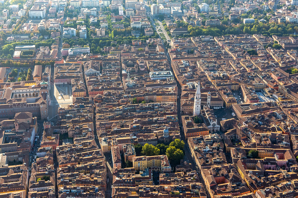 Vue aérienne: Piazza Roma, Duomo, Piazza Grande à Modena dans le département Modena, Italie. Photo: IMG_134859.jpg prise le 20/09/2022 par Werner Riehm/FLY-FOTO.eu – Résolution de l'original: 5181 x 3454 px