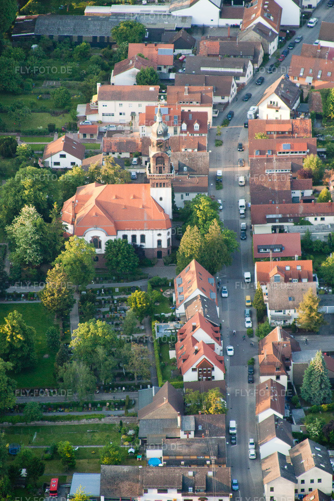 Luftbild: Auferstehungskirche im Ortsteil Rüppurr in Karlsruhe im Bundesland Baden-Württemberg in Deutschland. Foto: IMG_27642.jpg vom 23.05.2010 durch Werner Riehm/FLY-FOTO.de