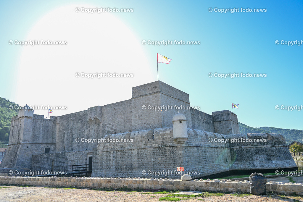 Kroatien_ Ston_ 12.10.2023-27 | 12.10.2023, Kroatien, HRV, Ston im Bild Stadtansichten, Gebauede, Mauer, Gastronomie, Tourismus, Touristen, Sehenswuerdigkeiten

Ston ist eine Kleinstadt auf der Halbinsel Pelješac im Sueden Kroatiens. Sie gehoert zur Gespanschaft Dubrovnik-Neretva. Die Befestigungen um die Stadt kontrollierten den Zugang zum Pelješac.