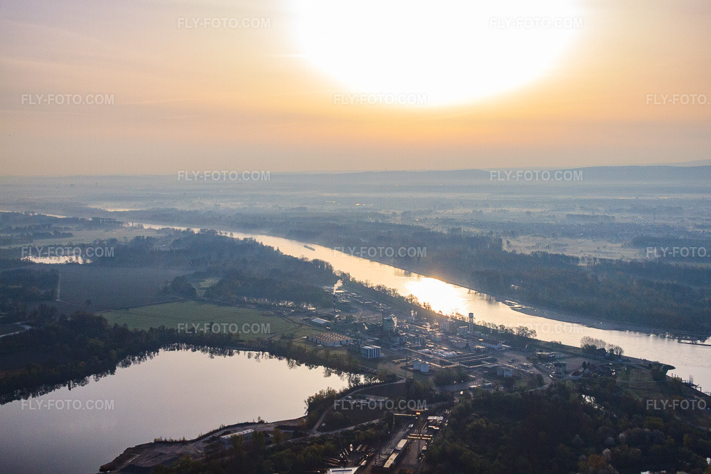 Aerial view: Bassin des Mouettes and Rhine in the morning in Lauterbourg in the state Bas-Rhin, France. – Photo: IMG_63604.jpg taken on 03/30/2014 by Werner Riehm/FLY-FOTO.com – Resolution of the original: 4752 x 3168 px