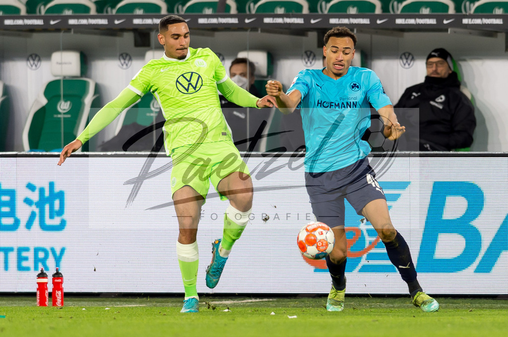 WOBFUE20220206_055 | Fussball, Herren: Maxence Lacroix (VfL Wolfsburg) und Jamie Leweling (SpVgg Greuther Fuerth) im Zweikampf bei dem Spiel der 1. Bundesliga zwischen VfL Wolfsburg und SpVgg Greuther Fuerth in der Volkswagen Arena am 06.02.2022 in Wolfsburg, Deutschland.DFB / DFL REGULATIONS PROHIBIT ANY USE OF PHOTOGRAPHS AS IMAGE SEQUENCES AND/OR QUASI-VIDEO. - Realisiert mit Pictrs.com